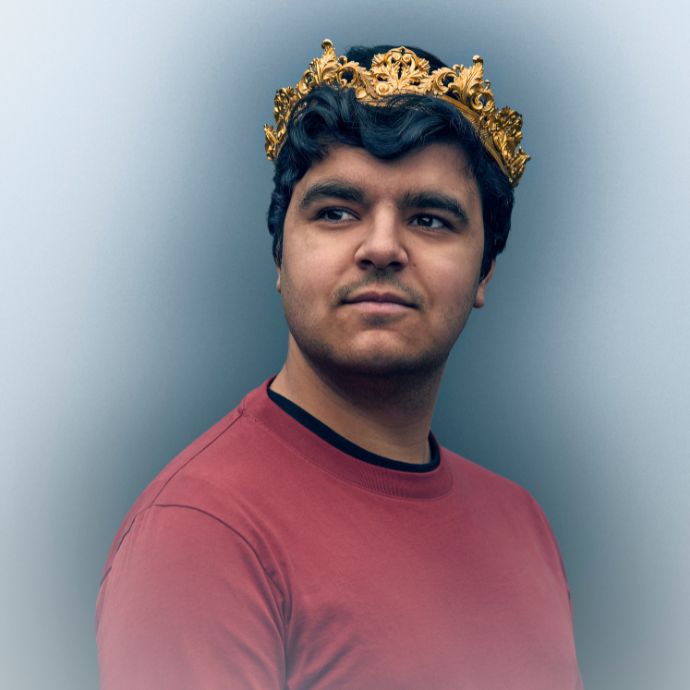 Jonathan Caldeira wearing a golden crown